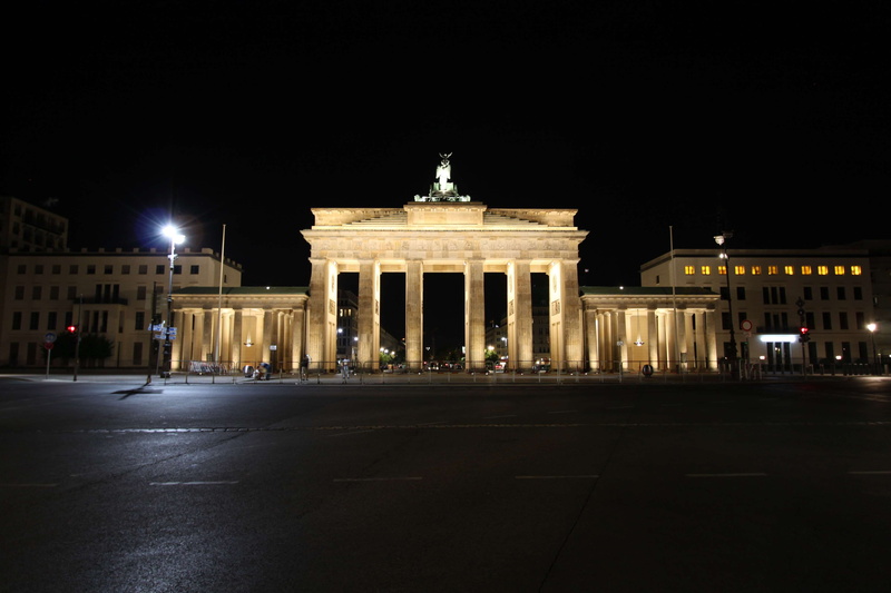 sculpture, brandenburger tor berlin, building exterior, architecture, city, sky, built structure, outdoors, no people, night, monument, memorial, city gate