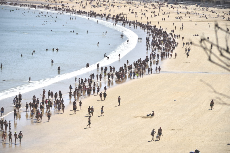 san sebastian, large group of people, high angle view, outdoors, tourist, trip, tourism, holiday, 5K, water, crowd, shell, bay, day, real people, architecture