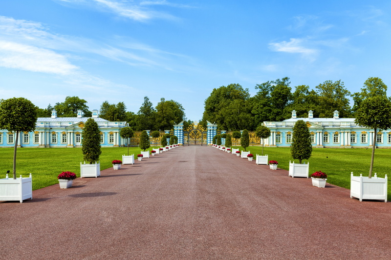 5K, garden, incidental people, nature, house, summer palace, footpath, built structure, building, building exterior, places of interest, diminishing perspective