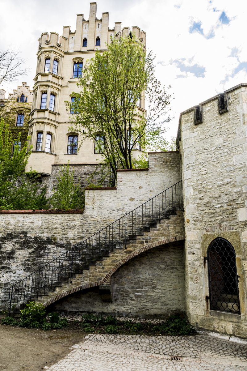 middle ages, wall, residential district, castle, tourist attraction, regensburg, built structure, no people, history, monument, low angle view, schlossgarten