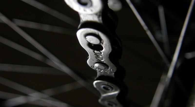 iron, selective focus, day, low angle view, metal, no people, chain, 1080P, Black and White, close-up, Macro, equipment, machinery, focus on foreground