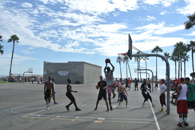 score, real people, Hoops, adult, adults only, built structure, people, basketball, california, nature, lifestyles, crowd, sky, Beach, large group of people
