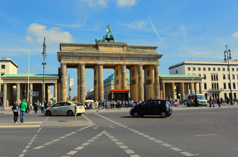 incidental people, travel, city gate, transportation, landmark, brandenburg Gate, architectural column, building exterior, sky, 1080P, architecture, people