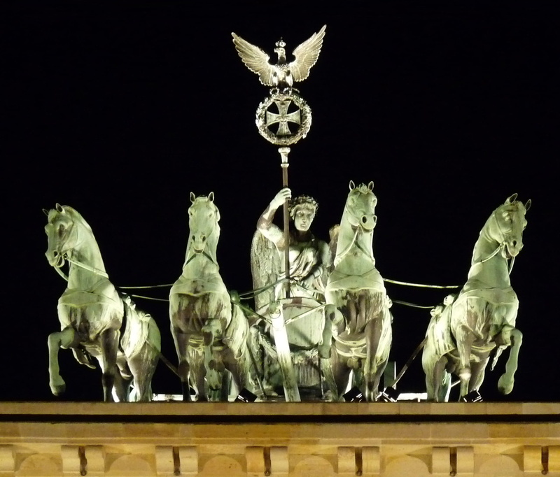 architecture, representation, day, sculpture, Brandenburg Gate, animal themes, the past, landmark, animal wildlife, livestock, horse, domestic animals
