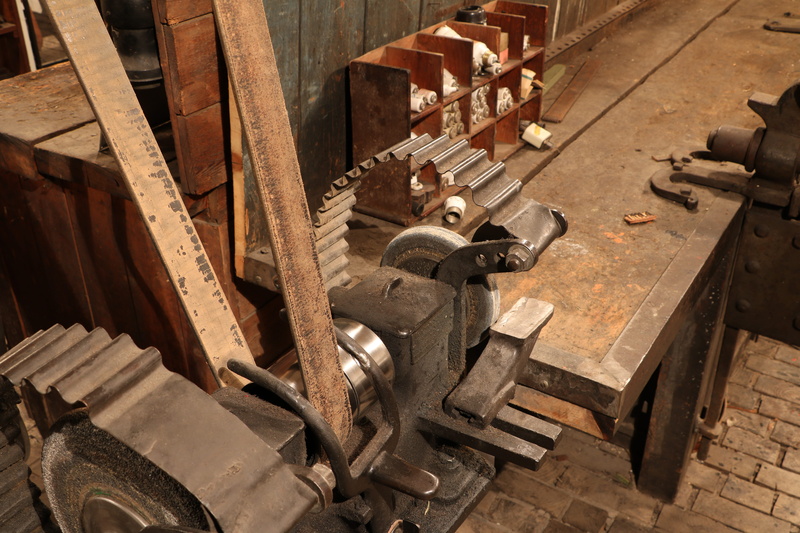 textile, mechanism, railing, machinery, industry, Industry, operation, 5K, Museum, staircase, factory, Machine, day, old, abandoned, rusty, workshop, work tool