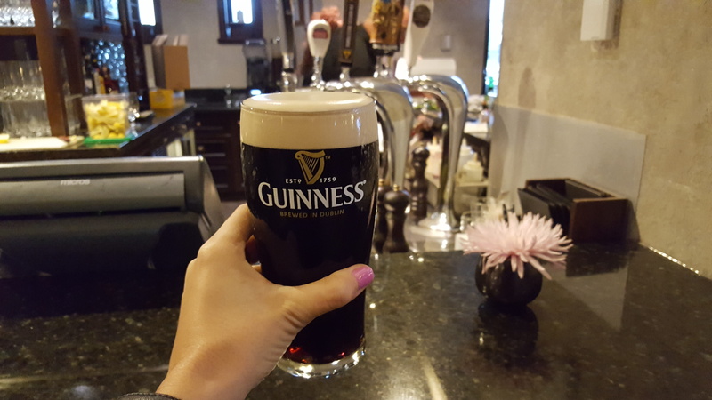 one person, freshness, finger, bar, beer, real people, alcohol, hand, 5K, frothy drink, glass, pub, human hand, indoors, holding, guinness, glass - material