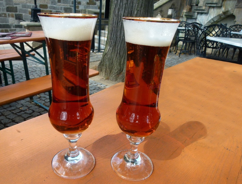 pint Glass, liquid, frothy Drink, table, benefit from, beer glasses, delicious, cups, 1080P, brewery, still life, beer, cold temperature, transparent