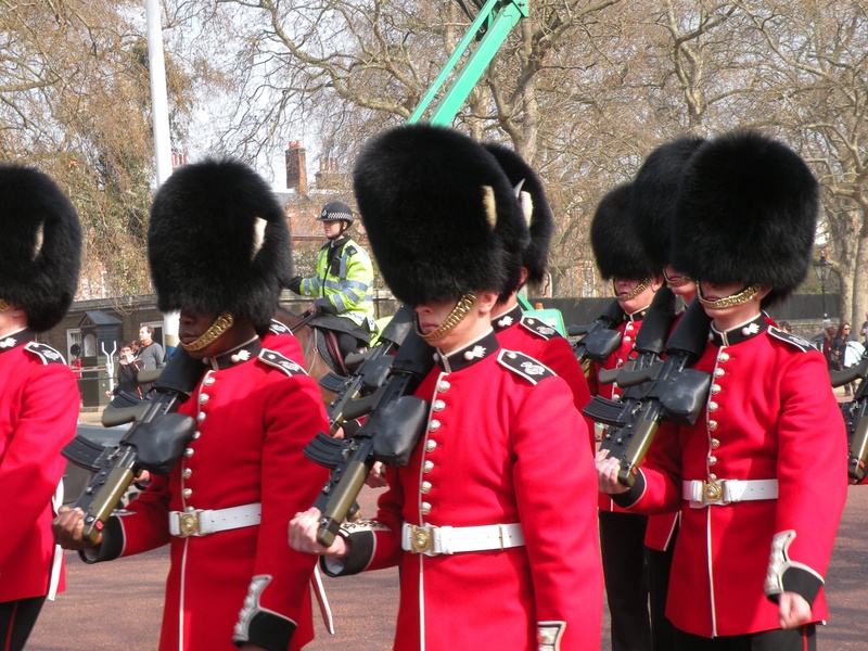 group, red, soldierly, guard, buckingham, marching, soldier, military, military uniform, celebration, marching band, government, london, outdoors, 2K
