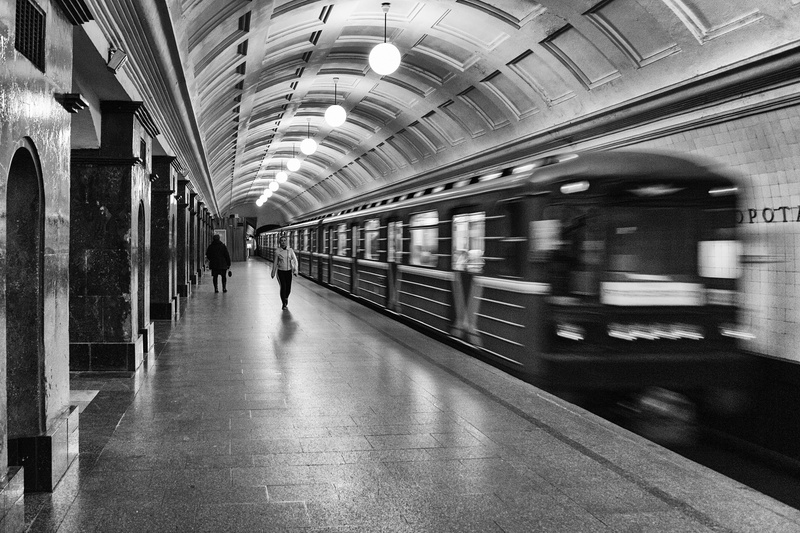 illuminated, architecture, red gate, urban, subway, group of people, moscow, incidental people, indoors, subway train, obfoto, travel, ceiling, cars, 4K