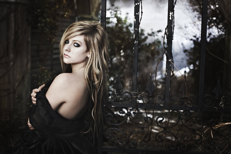 avril, black, lavigne, metal, Alice, beside, 4K, gate, Avril Lavigne, 4K