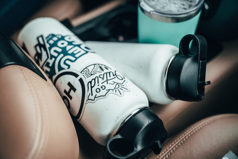 communication, human, deodorant, glass, cosmetics, body part, spoke, technology, 8K, hair drier, spray can, text, black, human leg, person, alloy wheel