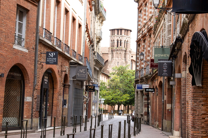 building exterior, direction, center, arch, day, window, 5K, building, toulouse, the pink city, buildings, no people, trip, the past, railing, outdoors