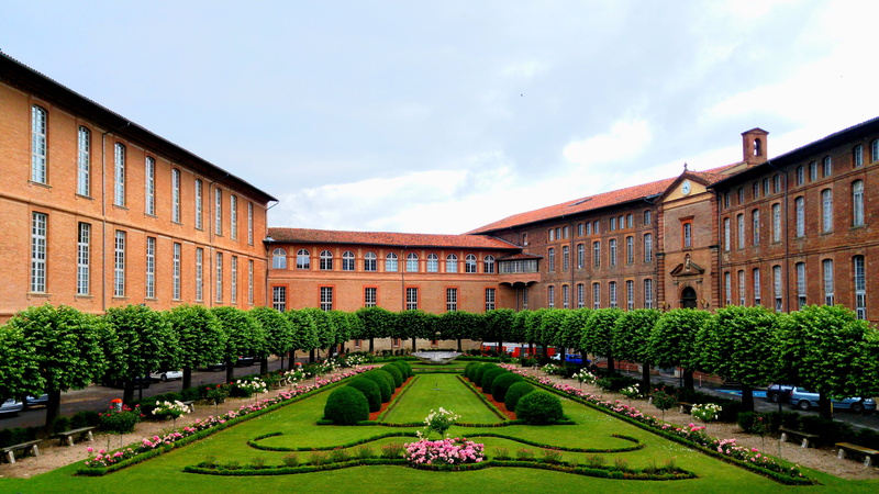 grass, courtyard, flowerbed, garden, plant, hedge, outdoors, no people, sky, beauty in nature, built structure, ornamental garden, building, flower, architecture
