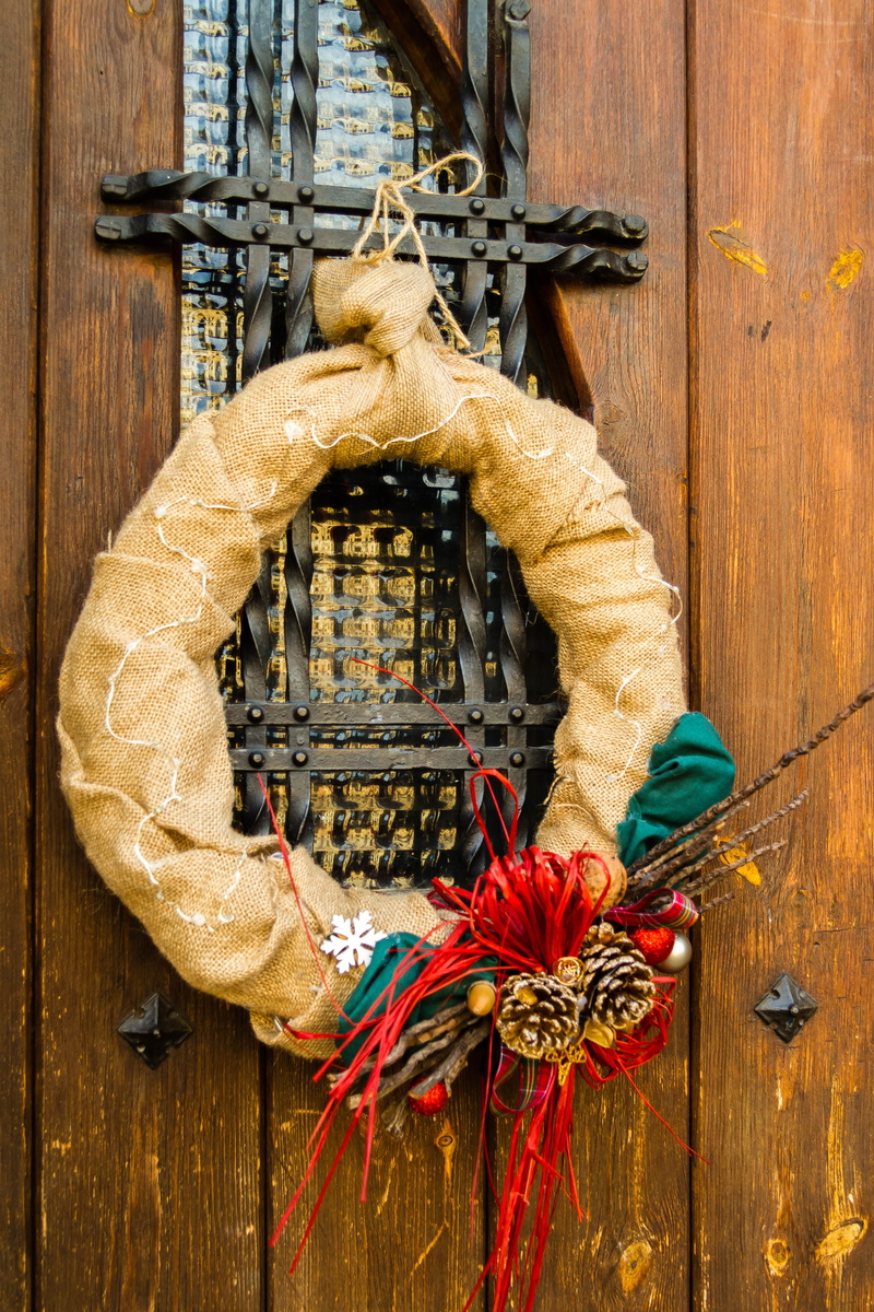 5K, wood - material, entrance, craft, Saragossa, Monumental, representation, only men, Uncastillo, close-up, wreath, art and craft, one person, indoors