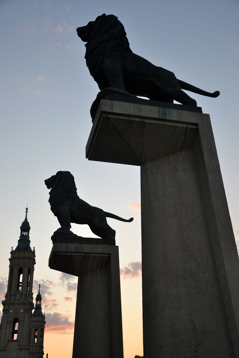 sky, Silhouettes, Saragossa, silhouette, animal wildlife, 4K, famous Place, statue, outdoors, art product, human representation, architectural column