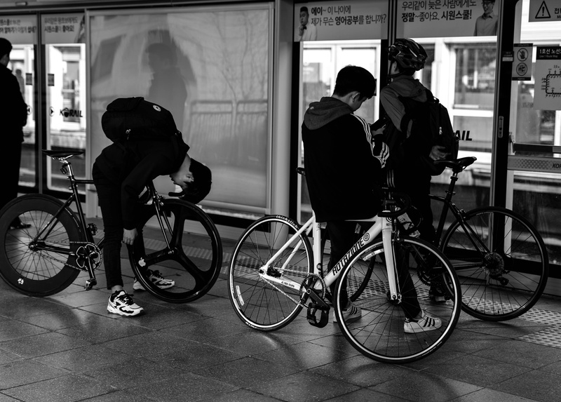 men, bicycle trip, travel, real people, outdoors, friends, people, adults only, mode of transportation, subway, 4K, bike, only men, land vehicle, full length