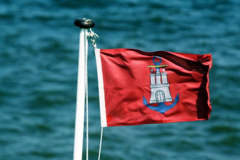 red, waving, motion, hamburger crest, hamburg, hamburgensien, hh, sailboat, close-up, patriotism, emotion, outdoors, port motifs, day, harbour cruise, sea