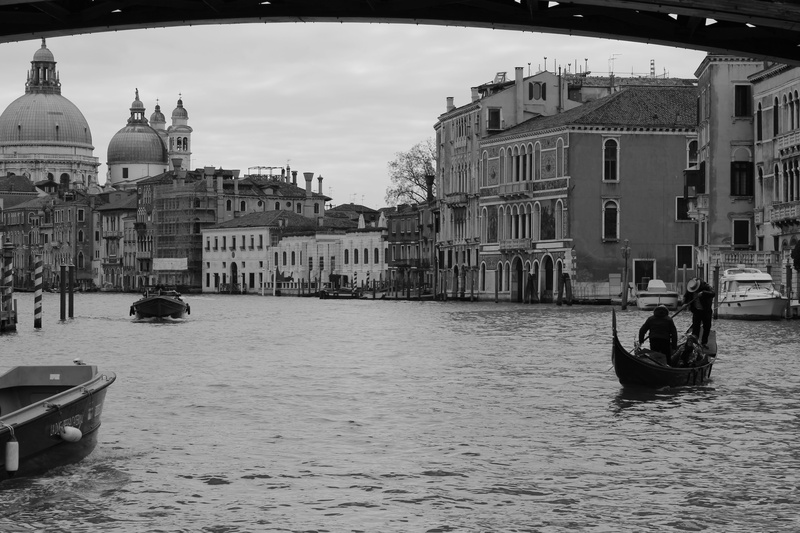 gondola, italy, mode of transport, travel, sky, venice, transportation, built structure, venetian, outdoors, waterfront, landmark, nautical vessel, gondola - traditional boat
