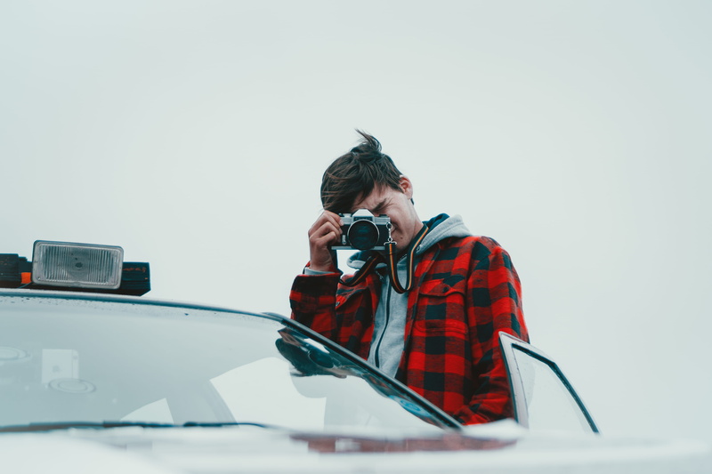 paparazzi, holding, portrait, expertise, open, photographer, copy space, rainy, land vehicle, transportation, door, car, real people, motor vehicle, near