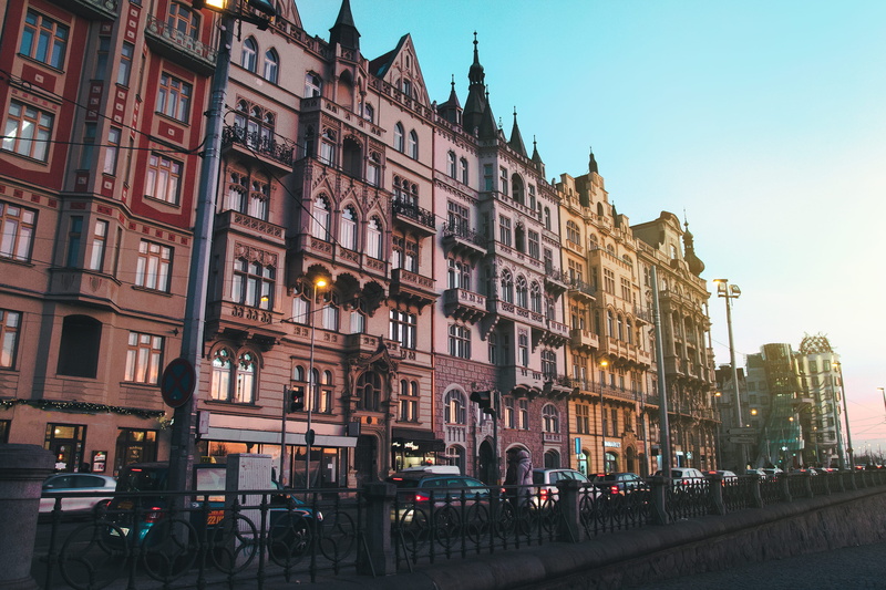 dusk, city, downtown, tourism, daylight, building exterior, built structure, town, sunrise, vehicles, street, travel destinations, urban, classic