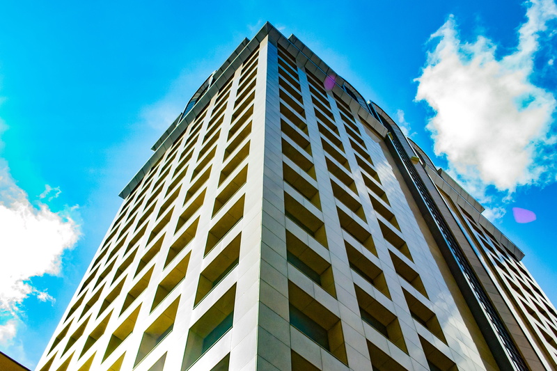sky, no people, look, cloud - sky, city, build, office building exterior, window, predio, building, glass - material, low angle view, built structure, building exterior
