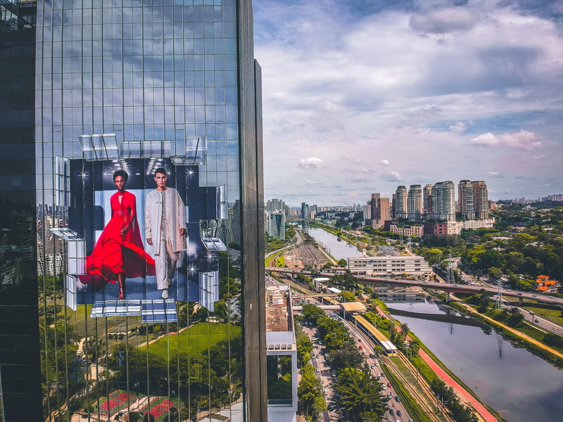 glass - material, cityscape, building exterior, clear, town, beside, office, sky, people, housing, architecture, scenery, glass, town square, built structure