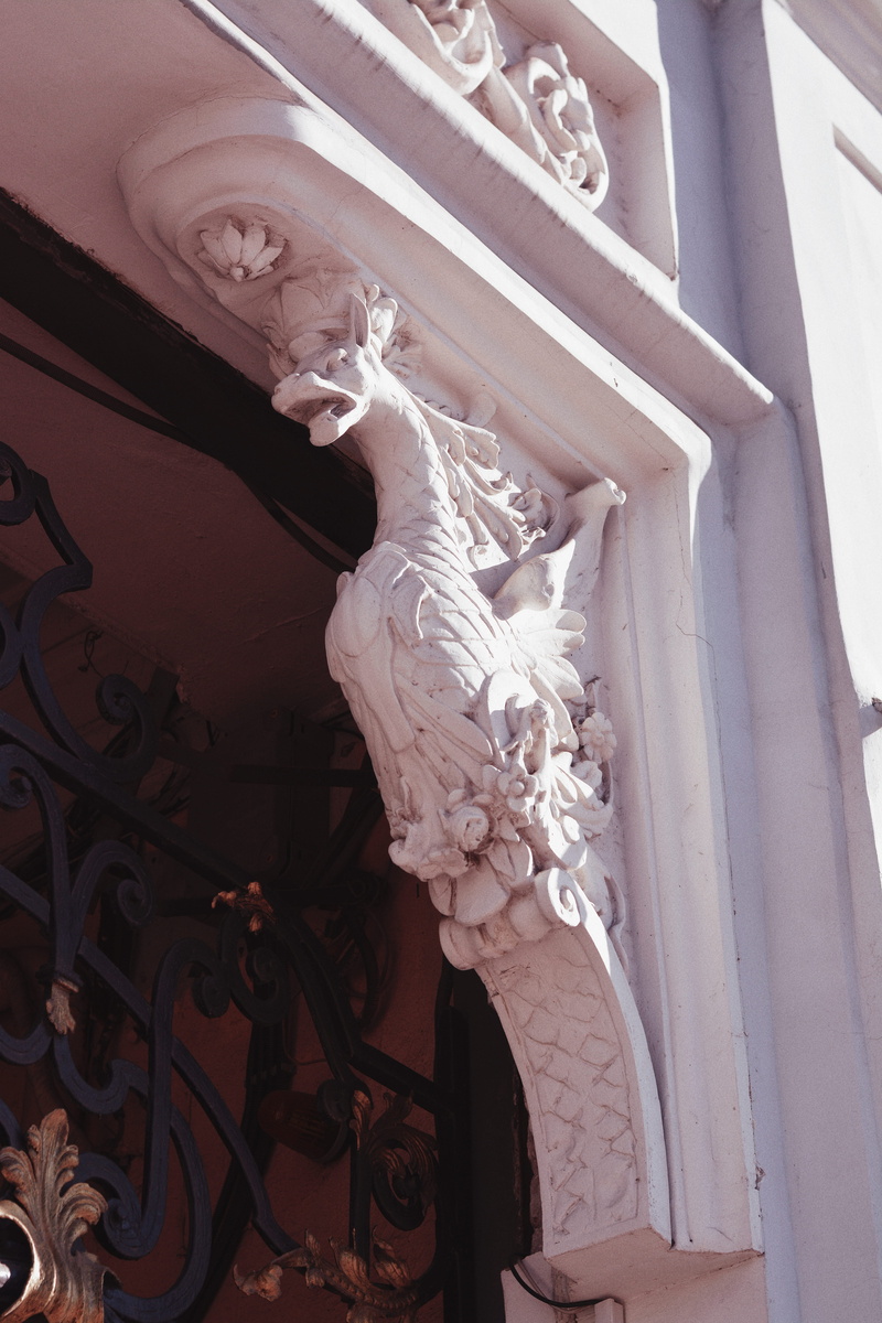 light, building, male likeness, sunshine, low angle view, dragon, vsco, white color, ornate, street, built structure, art and craft, religion, creativity