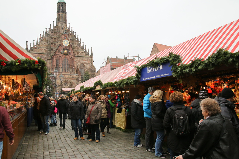 lifestyles, real people, christmas buden, leisure activity, christmas, built structure, women, building, architecture, warm clothing, christkindlesmarkt