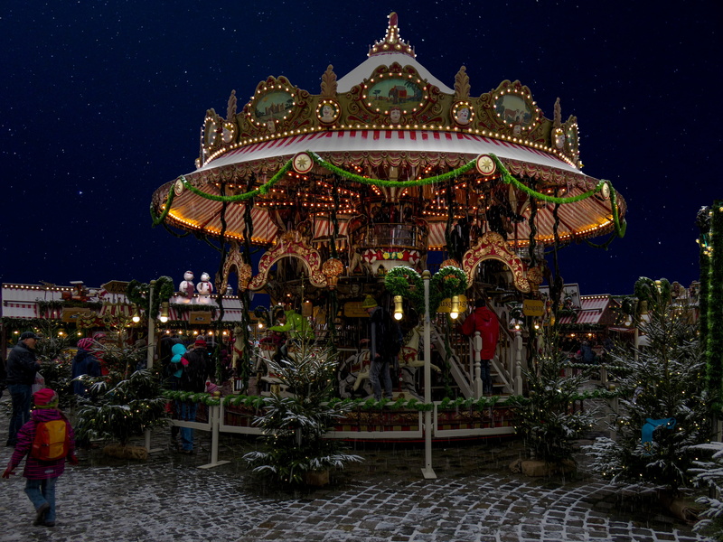 sky, christmas card, contemplative, built structure, kids christmas, real people, group of people, december, turned, city, 5K, place of worship, light