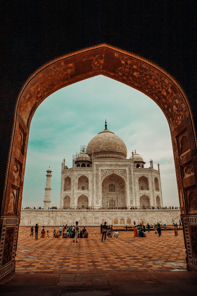 trip, real people, building exterior, women, dome, travel destinations, tourism, built structure, architecture, taj mahal, men, sky, tourist, minaret, large group of people