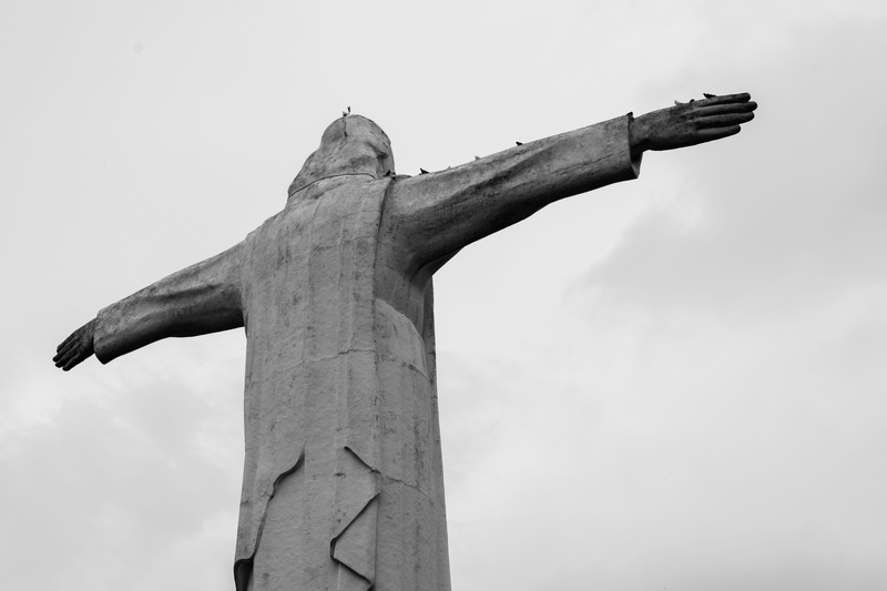 cross, statue, tree trunk, 5K, monochromatic, trunk, arms open, open wide, tall, spirituality, monument, black and white, concrete, religion, outdoors