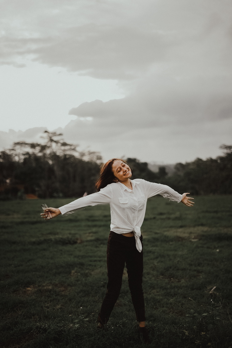 full length, long sleeve, land, positive emotion, 5K, female, real people, tarmac, leisure activity, tree, adult, asphalt, sleeve, shirt, nature, sky