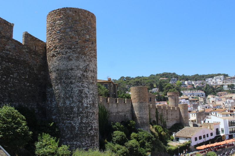 tossa de mar, tree, building, catalonia, built structure, plant, city, clear sky, sky, blue, old town, building exterior, 5K, city wall, fort, medieval fortress