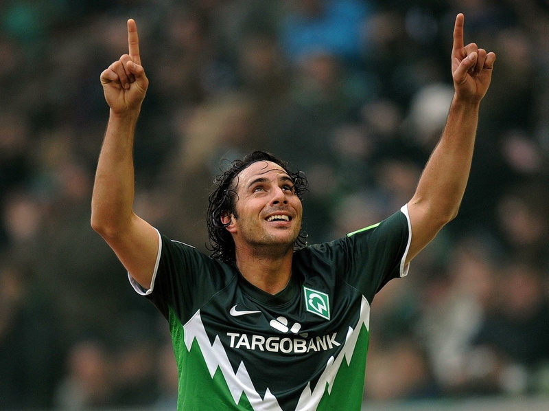 human arm, Bundesliga, stadium, human body part, waist up, smiling, one person, human limb, happiness, body part, limb, cheerful, positive emotion, front view