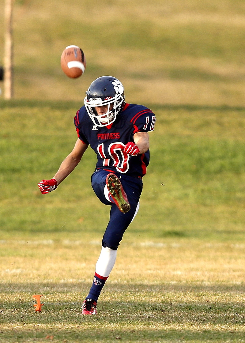sports Helmet, competitive Sport, football, athlete, american Culture, playing Field, high school athletics, field, Kickoff, people, full length, day, one person