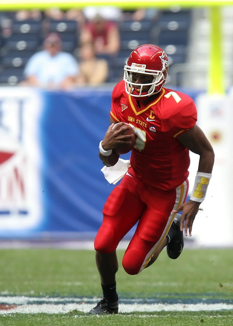 Player, action, pigskin, full length, football player, football game, field, incidental people, male, stadium, focus on foreground, uniform, play, 1080P