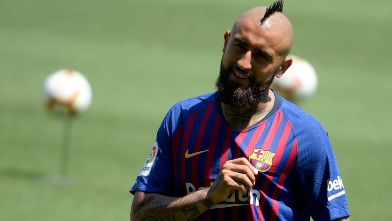 vidal, futbolista, nature, outdoors, sportsman, holding, standing, casual clothing, adult, barcelona, real people, one person, arturo, males, looking, waist up