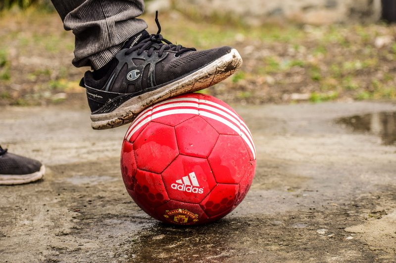 red, sport, ball, men, playing football, lifestyles, human foot, soccer, soccer ball, focus on foreground, team sport, 5K, human body part, leisure activity