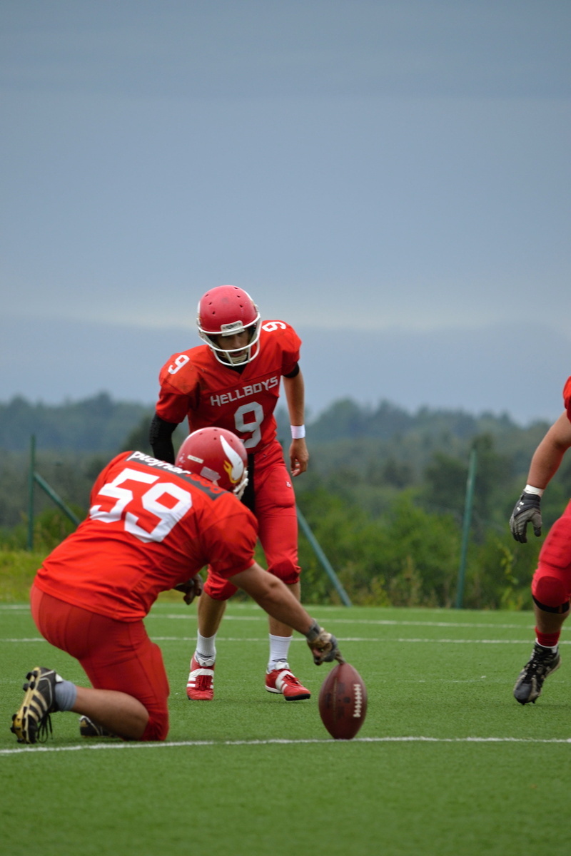 nature, outdoors, helmet, competitive Sport, playing, sports Uniform, sport, football, play-off, teamwork, competition, holding, leisure activity, american football - sport