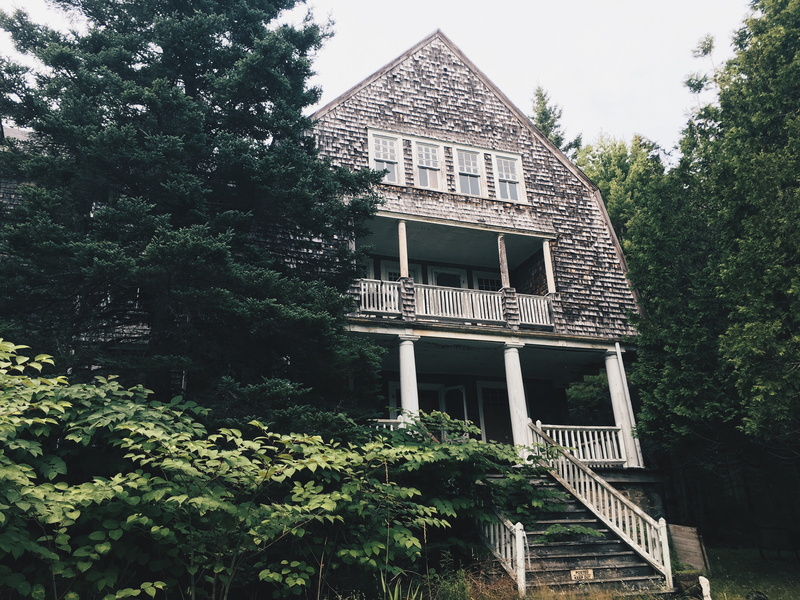 building, united states, nature, home, architecture, 4K, low angle view, downeast, garden, growth, woods, no people, sky, tree, forgotten, inn, hall, abandoned