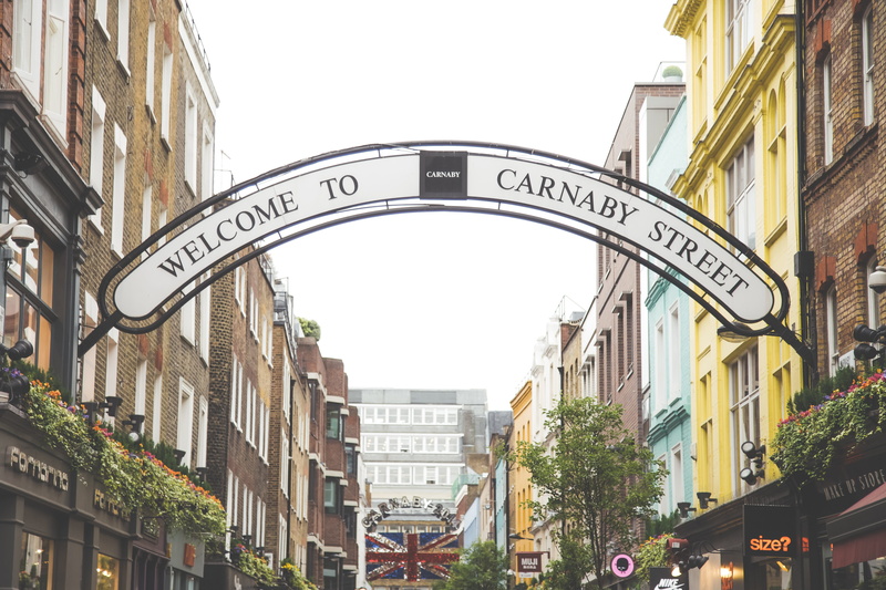 royaume-uni, plant, communication, text, building exterior, clear sky, low angle view, nature, sky, city, street, london, built structure, 5K, carnaby street