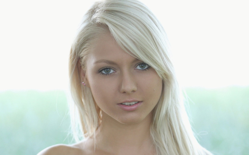 young adult, s, annely, looking at camera, hair, body part, young women, 1080P, headshot, portrait, blond hair, beautiful woman, beautiful