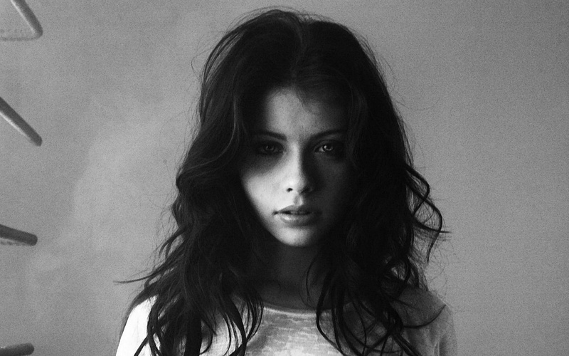 Michelle Trachtenberg, women, face, indoors, michelle, close-up, monochrome, hair, trachtenberg, contemplation, portrait, looking at camera, human hair