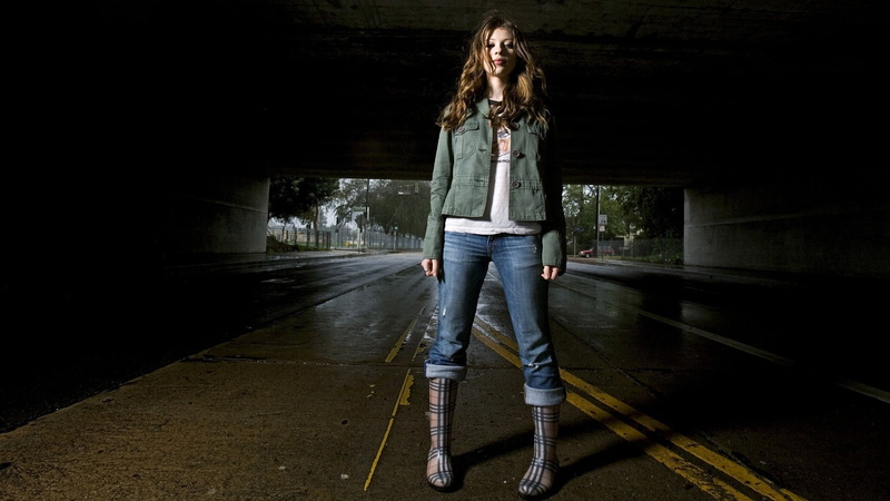 hairstyle, Michelle Trachtenberg, women outdoors, emotion, tunnel, urban, bridge, actress, jeans, 1080P, teenager, wet, women, front view, casual clothing