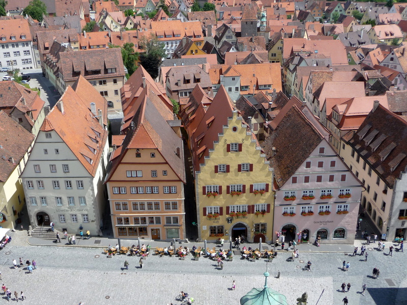 street, historically, real people, crowd, town, middle ages, large group of people, building exterior, tauber, outdoors, day, city, lifestyles, building
