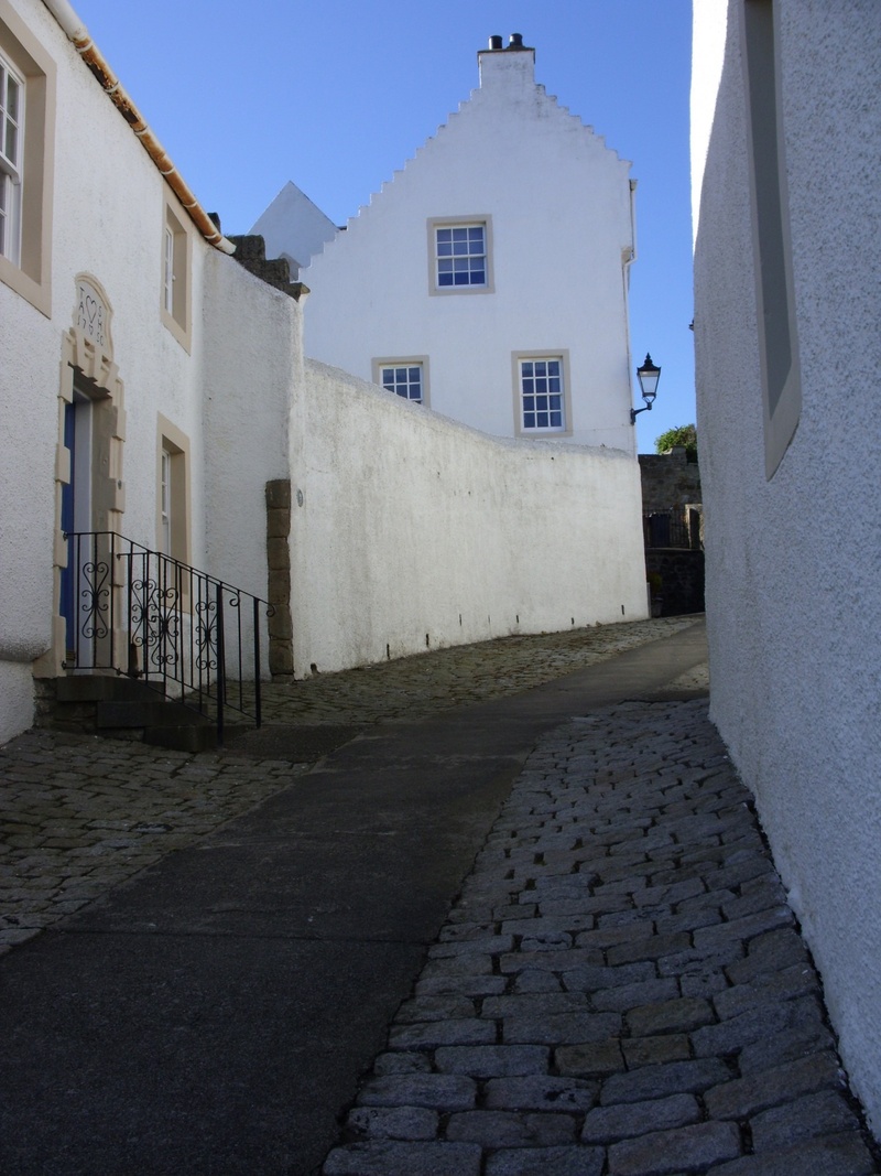 no people, old houses, old world, scotland, gables, lantern, cobblestone, city, houses, window, 1080P, fife, whitewash, cobbles, building exterior, direction