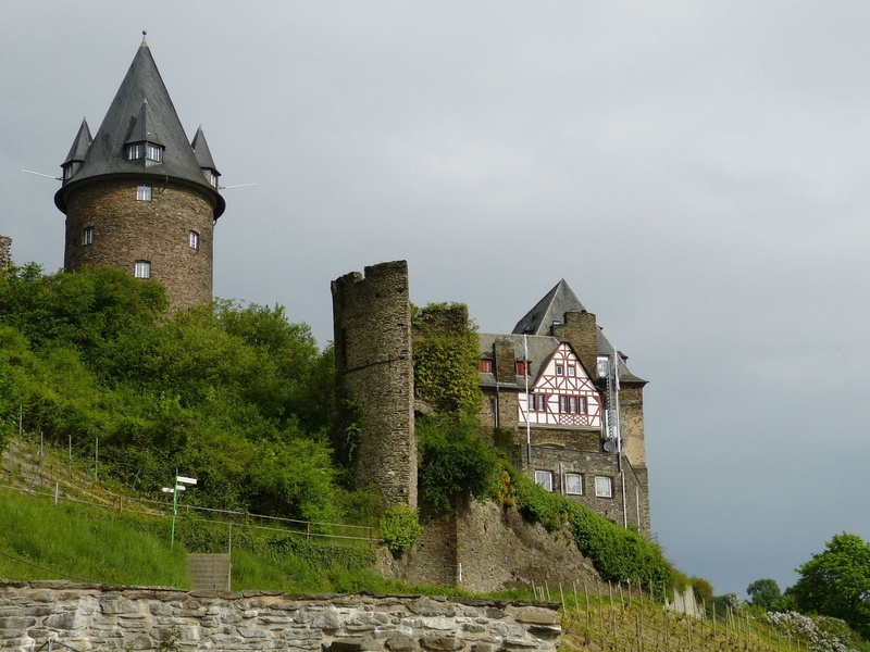 fortress, travel destinations, history, world heritage, outdoors, low angle view, stahleck, the past, plant, sky, mountain, building exterior, old, rhine valley