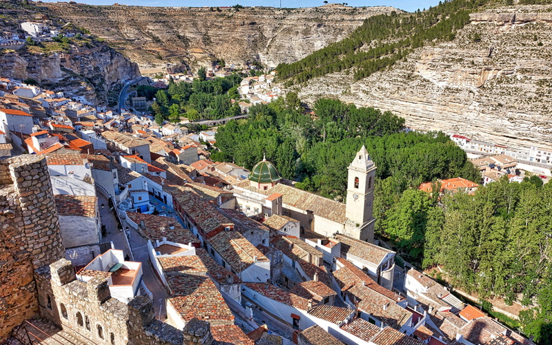 download 3840x2400 alcala del jucar, alcala del jucar, spain backgrounds, 4K, slope, hill