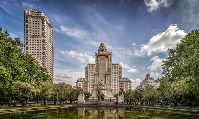 clouds, building, sculpture, home, 2K, the sun, Madrid, Monument to Miguel de Cervantes, people, monument, Spain, the sky, trees