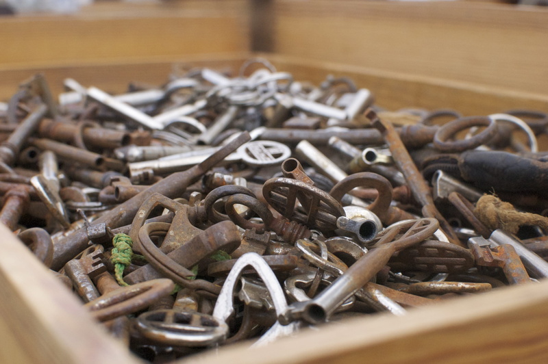 wood - material, keys, table, variation, selective focus, still life, day, temptation, 2K, regensburg, brown, no people, close-up, large group of objects